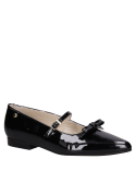 Zapato de cuero negro con acabado liso, perfecto para traje sastre o falda midi.