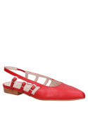 Ballerina roja de cuero con líneas limpias y estilo refinado.