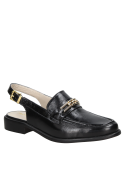 Zapato de cuero negro para mujer, versátil y adecuado para jornadas urbanas.