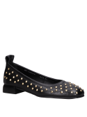 Zapato casual negro de cuero con silueta femenina, versátil para combinar con jeans o vestidos.