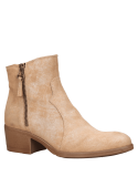 Botín beige de cuero para mujer, con punta redonda y taco bloque, ideal para un look casual y urbano.
