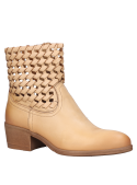 Diseño del botín de cuero beige que ofrece confort y estabilidad, perfecto para diversas ocasiones.