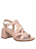 Enfoque en la suela ligera de la sandalia beige, ideal para mantener el apoyo sin perder elegancia.