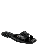Zapato de cuero negro para mujer, con forro de microfibra y detalles depurados.