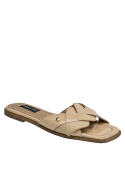 Sandalia de cuero beige con taco de 1 cm, perfecta para combinar con diversos estilos.