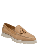 Mocasín camel de cuero con capellada que facilita combinaciones formales y casuales.