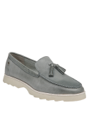 Mocasín de cuero celeste, diseño casual, ideal para complementar outfits cotidianos en verano.