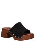 Sandalia femenina en cuero negro, estilo casual, ideal para combinar con diversos atuendos.
