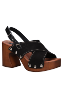 Calzado de cuero negro para mujer, estilo casual con forro de microfibra.