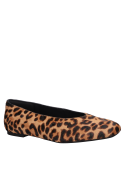Calzado versátil de cuero animal print ideal para combinar con jeans o vestidos.