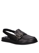 Zapato negro de cuero para mujer, silueta elegante que complementa diversos atuendos.