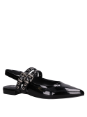Ballerina de cuero charol negro, ideal para atuendos formales y casuales.