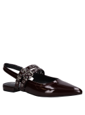 Ballerina de cuero burdeo, diseño elegante y moderno con detalles que realzan el color.