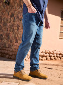 Jeans azul clásico para hombre con diseño de 5 bolsillos y costuras en contraste.