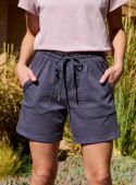 Short casual azul de mujer en Tencel y spandex, ideal para climas cálidos.