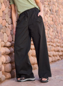 Pantalón negro casual para mujer en Tencel, mostrando suavidad y caída fluida.
