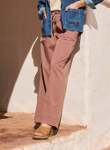 Pantalón de corte recto en color café, ideal para looks del día a día.