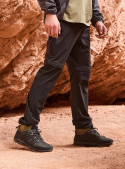 Pantalón negro casual para hombre, diseño técnico stretch, combina suavidad y libertad de movimiento.