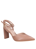 Zapato taupe de cuero con taco bloque y silueta limpia, versátil para múltiples combinaciones.