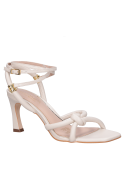 Enfoque en el diseño minimalista y luminoso de la sandalia blanca para mujer.