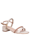 Diseño casual de sandalia multicolor en cuero, ideal para ocasiones semi informales y climas cálidos.