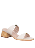 Sandalia de cuero blanco, ideal para salidas casuales y looks versátiles.