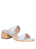 Sandalia de cuero celeste con forro sintético, punta abierta para un look fresco y casual femenino.