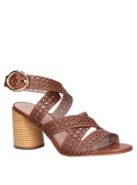 Elegante sandalia camel de taco bloque, adecuada para combinar con jeans o vestidos.