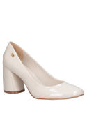 Capellada de cuero charol blanco, elegancia pulcra para cualquier ocasión.