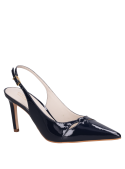 Primer plano del zapato Stiletto azul, resaltando su estructura de cuero y brillo sutil.
