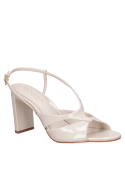 Sandalia formal de cuero blanco, diseño estilizado y minimalista para múltiples ocasiones.