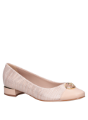 Zapato de cuero rosado para mujer, ideal para combinar con jeans o falda midi.