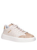 Zapatilla femenina de cuero oro, versátil para combinar con joggers y parka liviana en días frescos.