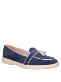 Perfil estilizado de mocasín azul de cuero, perfecto para combinar con jeans o falda.