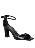 Elegante sandalia de cuero negro con acabados pulidos, ideal para un look contemporáneo de fiesta.