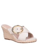 Sandalia de cuero blanca para mujer, diseño limpio y moderno para un estilo casual.