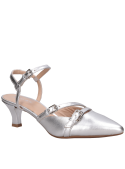 Stiletto de cuero plateado, versátil para combinar con jeans rectos o un mono negro.