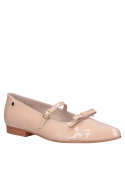 Zapato formal de mujer en cuero beige, diseño limpio y moderno.