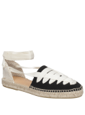 Zapato de cuero negro, alpargata femenina con diseño limpio y detalles atemporales.