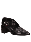 Zapato de salón negro de cuero, elevación estable y diseño estilizado, ideal para clima fresco con abrigo.