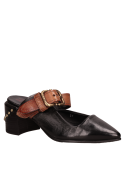Calzado casual de cuero negro, resistente y pulcro, adecuado para oficina o eventos urbanos.