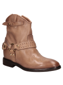 Elegante botín vaquero beige de cuero, ideal para un look smart casual.