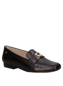 Mocasín de cuero negro para mujer, silueta contemporánea adecuada para ocasiones casuales.