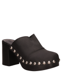 Calzado de cuero negro para mujer, perfecto para combinar con trajes o jeans.