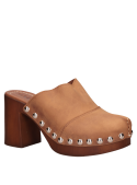 Silueta equilibrada en zapato de cuero camel, adecuado para salidas y conjuntos con falda midi.