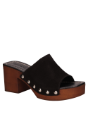 Sandalia de cuero negro, adecuada para transitar entre lo casual y lo elegante.