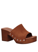 Sandalia de cuero café, diseño atemporal con taco bloque, perfecta para combinar con jeans o vestidos.