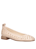 Ballerina beige con silueta estilizada y taco de 5 cm, perfecta para un look pulido.