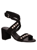 Elegante sandalia de cuero negro para mujer, combinable con diversos atuendos.