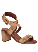 Sandalia beige de cuero con construcción resistente, adecuada para el día a día.
